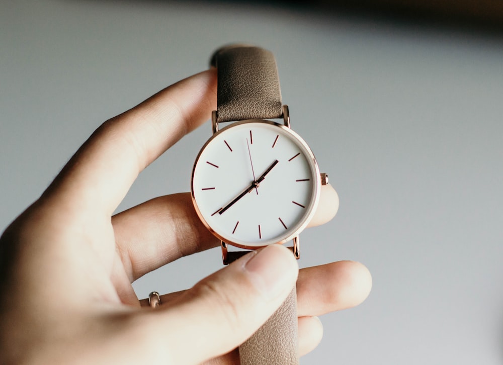 Analog leather watch