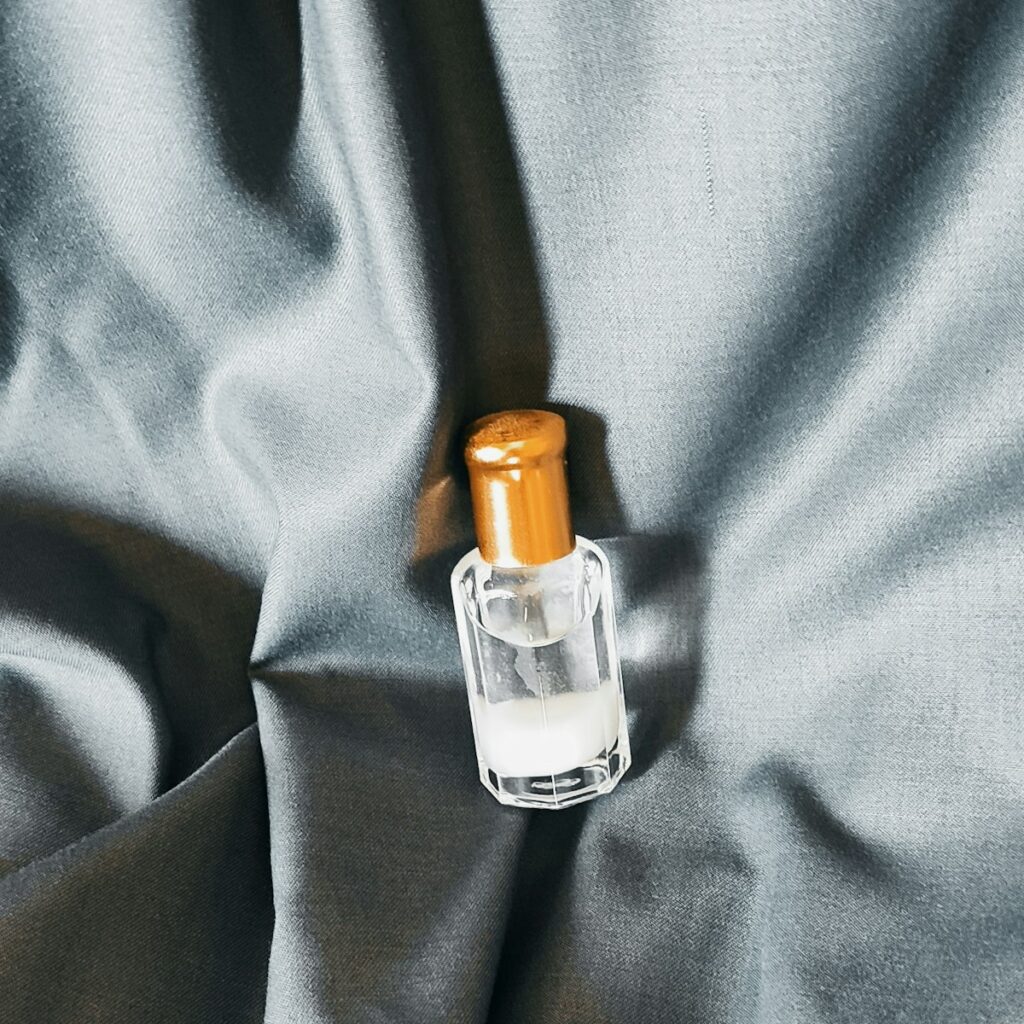 Amber Oud Perfume Oil Roll-On — view 4